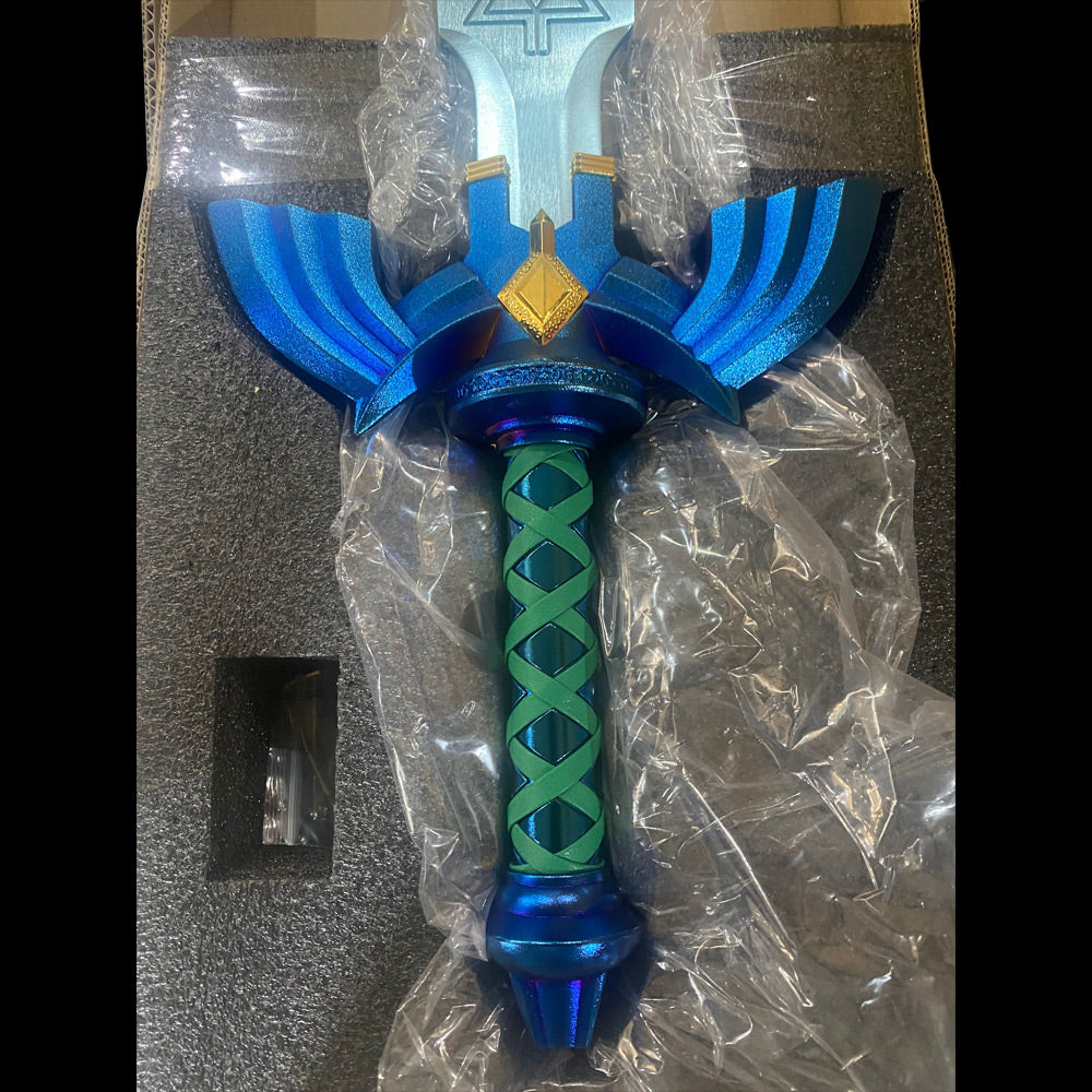 ZELDA - LINK - Blauw Master Sword Deluxe - Metaal - met houten display Wandplaquette